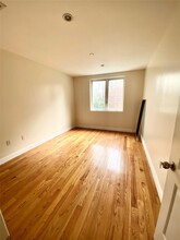 329 Soundview Ln in Queens, NY - Building Photo - Building Photo