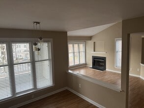 1021 Wirewood Dr, Unit 301 in Raleigh, NC - Foto de edificio - Building Photo