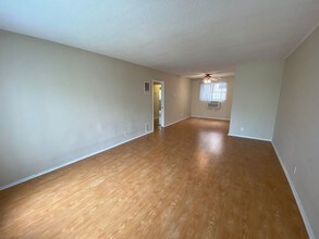 439 Le Doux Rd-Unit -10 in Los Angeles, CA - Building Photo - Building Photo