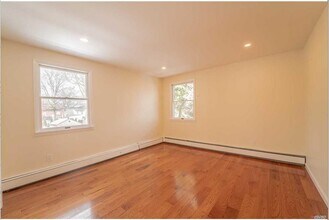 44 Ruxton St in New Hyde Park, NY - Building Photo - Building Photo