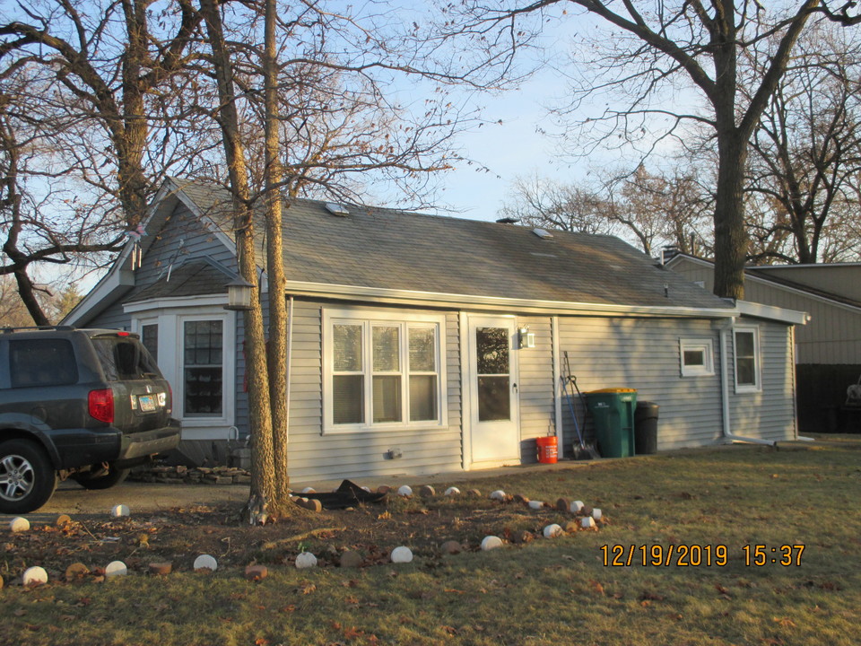 11 W Grand Ave in Fox Lake, IL - Building Photo