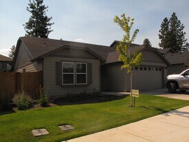 1171 Hl in Sisters, OR - Building Photo