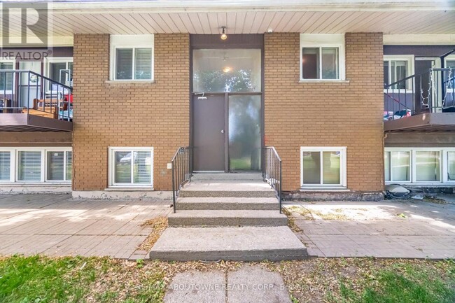 2344-2344 Queensway Dr in Burlington, ON - Building Photo - Building Photo
