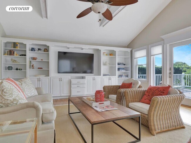 250 White St in Southampton, NY - Building Photo - Building Photo