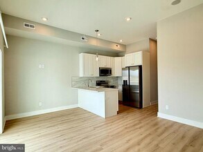 2421 Frankford Ave in Philadelphia, PA - Building Photo - Building Photo