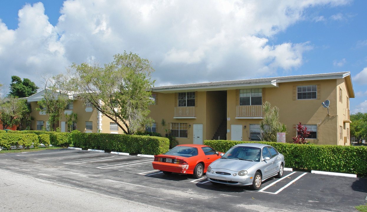 7523-7625 NW 44th Ct in Coral Springs, FL - Foto de edificio