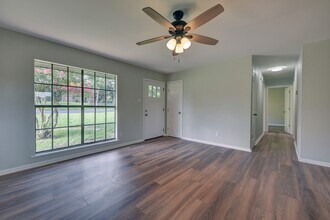 806 W Jefferson St in Brenham, TX - Building Photo - Building Photo