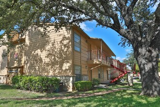 University Cove Apartments in San Antonio, TX - Foto de edificio - Building Photo