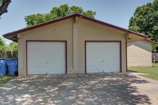 410 Vista W Ct, Unit B in Bastrop, TX - Building Photo