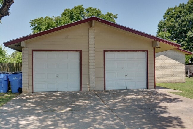 property at 410 Vista W Ct