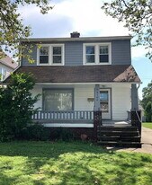 8100 Garfield Blvd in Garfield Heights, OH - Building Photo