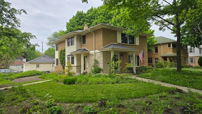 property at 4401 N Sheffield Ave