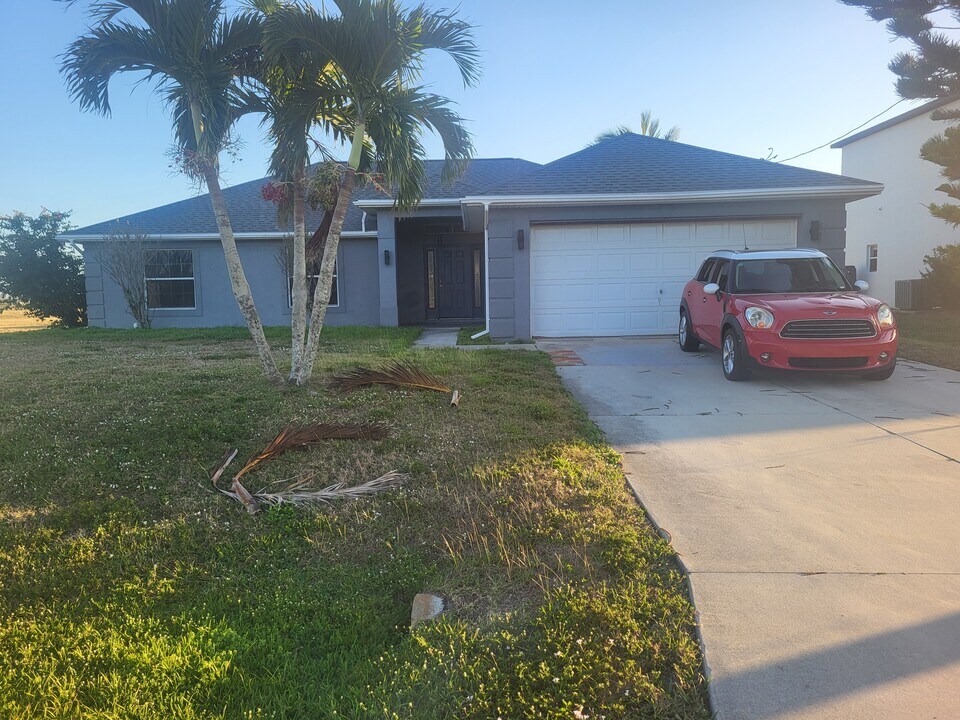 3238 NW 15th Ln in Cape Coral, FL - Building Photo