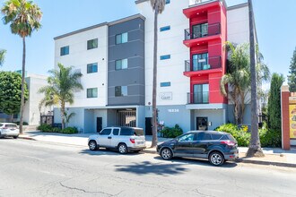 Sherman Villas in Lake Balboa, CA - Building Photo - Building Photo