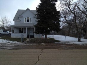 Hotel Berry Apartments in Velva, ND - Foto de edificio - Building Photo