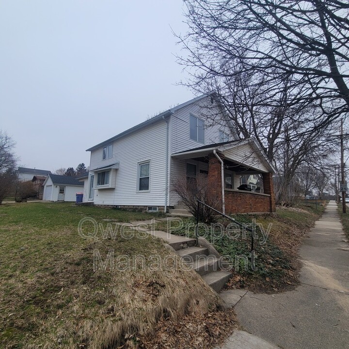 1401 Valley Ave NW in Grand Rapids, MI - Building Photo