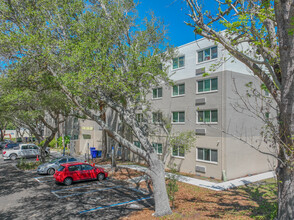 Creekside Manor I & II Apartments in Clearwater, FL - Building Photo - Building Photo