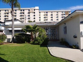 5556 Mary Ln Dr in San Diego, CA - Building Photo