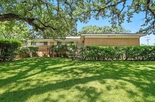 1502 Westcrest Dr in Arlington, TX - Building Photo