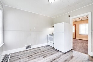 136 E Johnson St in Fond du Lac, WI - Building Photo