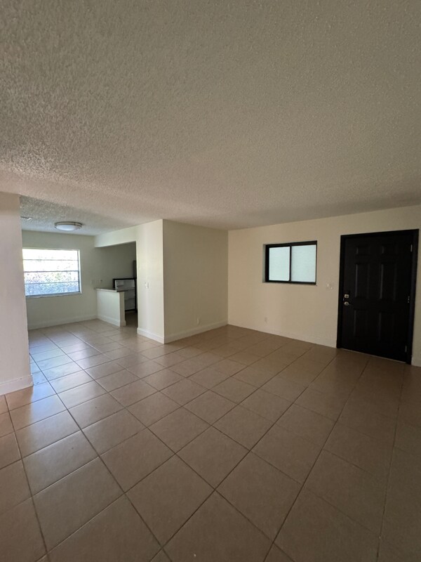 261 NW 42nd St in Oakland Park, FL - Building Photo - Building Photo