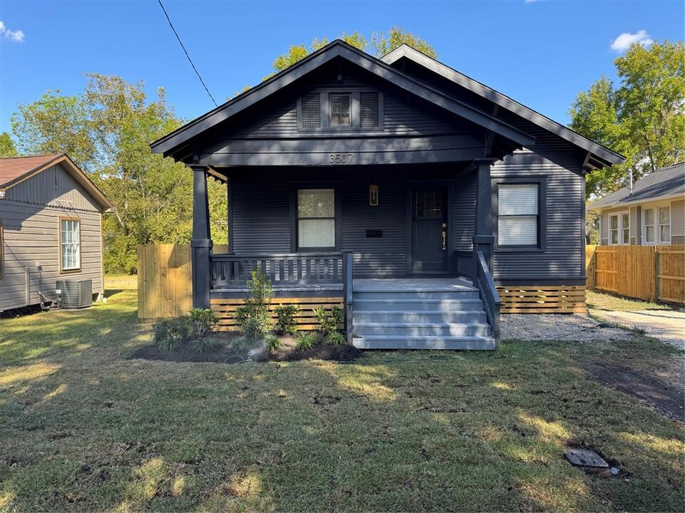 3507 Brooks St in Dayton, TX - Foto de edificio