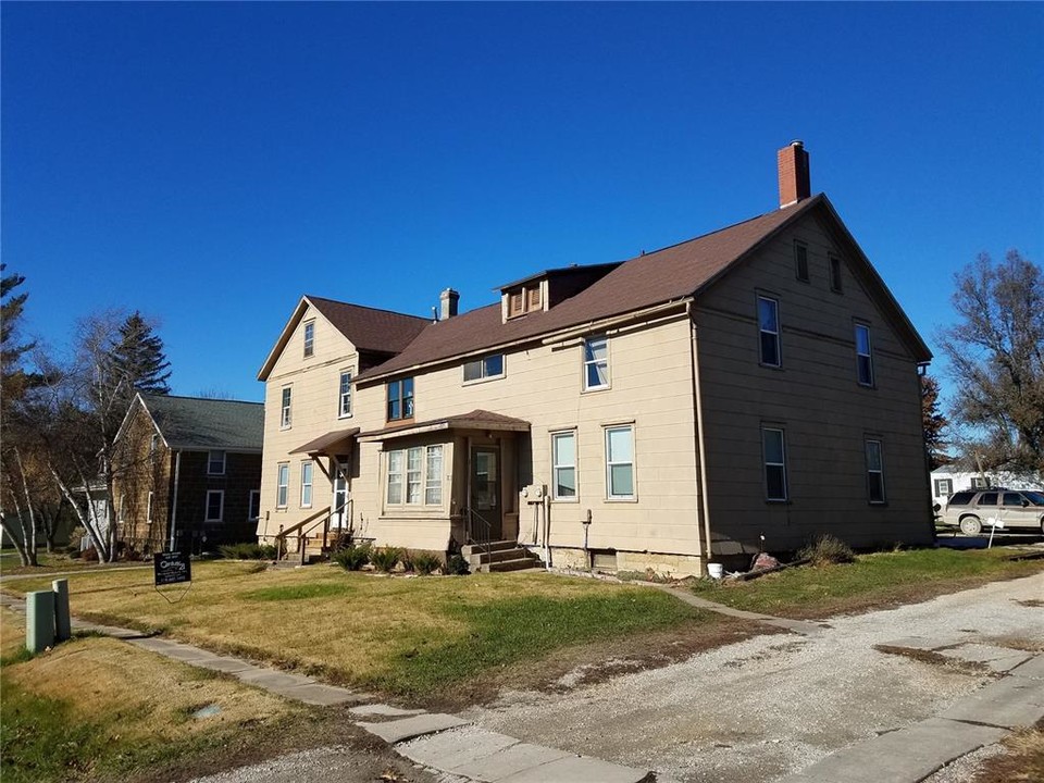 503 F St in West Amana, IA - Building Photo