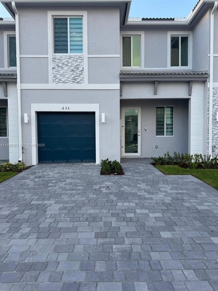 635 SE 13th St Cir in Homestead, FL - Foto de edificio - Building Photo