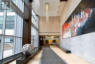 386 Yonge St in Toronto, ON - Building Photo - Building Photo