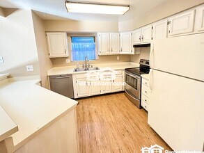 12093 W Cross Dr in Littleton, CO - Building Photo - Building Photo