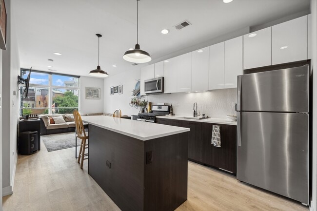 713 N Milwaukee Ave in Chicago, IL - Building Photo - Building Photo