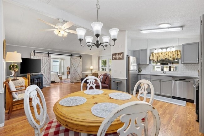 732 Royal Palm Ave in Lady Lake, FL - Building Photo - Building Photo