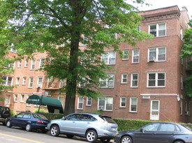 143-21 Bowne St in Flushing, NY - Foto de edificio - Building Photo