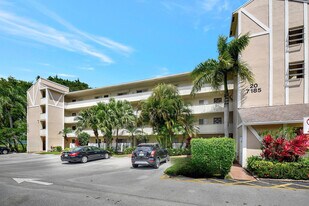 7185 Huntington Ln in Delray Beach, FL - Building Photo