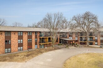 Oakridge Manor in Hopkins, MN - Building Photo - Building Photo