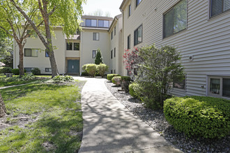 Colony West in Champaign, IL - Foto de edificio - Building Photo