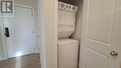 13042 Yonge St in Richmond Hill, ON - Building Photo - Building Photo