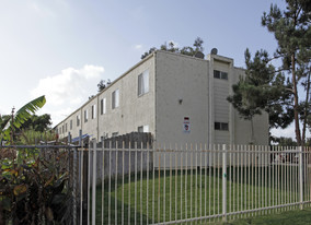 Groveland Manor in San Diego, CA - Building Photo