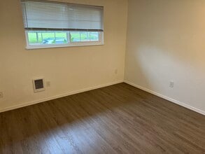 2660 NE Parkwood St, Unit C in Hillsboro, OR - Foto de edificio - Building Photo