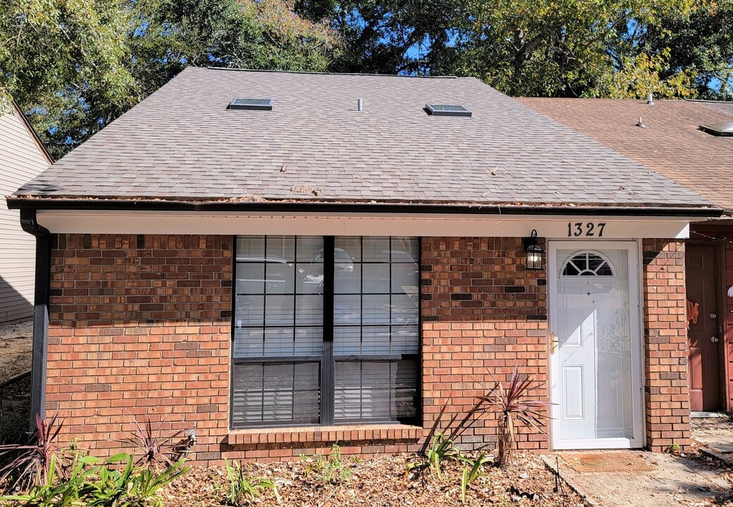 1327 Castelnau Ct in Tallahassee, FL - Foto de edificio