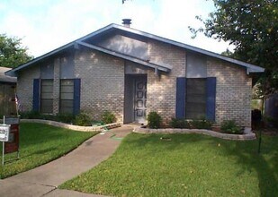 6413 Green Valley Dr in Garland, TX - Foto de edificio - Building Photo