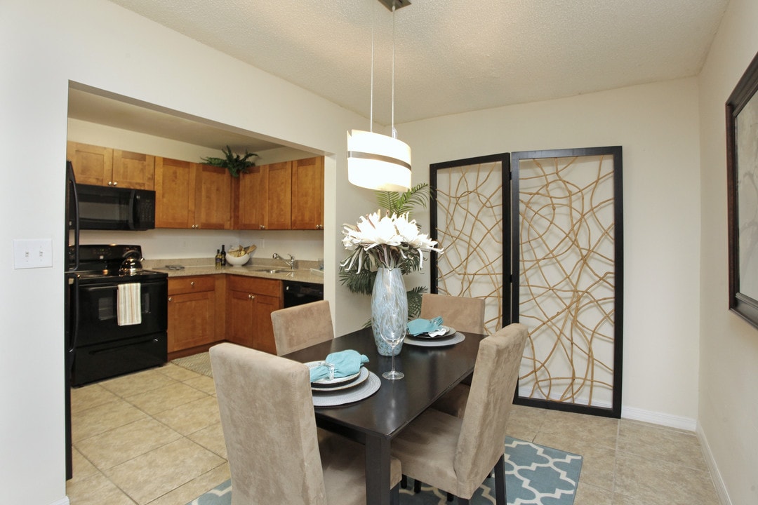 La Estancia Apartments in Oakland Park, FL - Building Photo