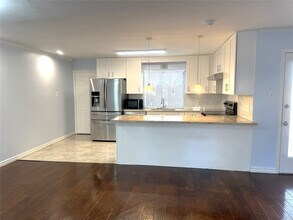 6315 Deerwood Rd in Houston, TX - Foto de edificio - Building Photo