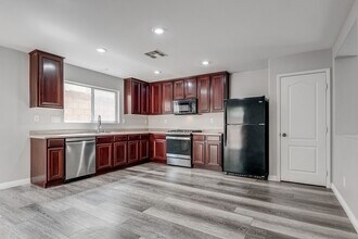 77 Peachtree Hill Ave in Las Vegas, NV - Building Photo - Building Photo