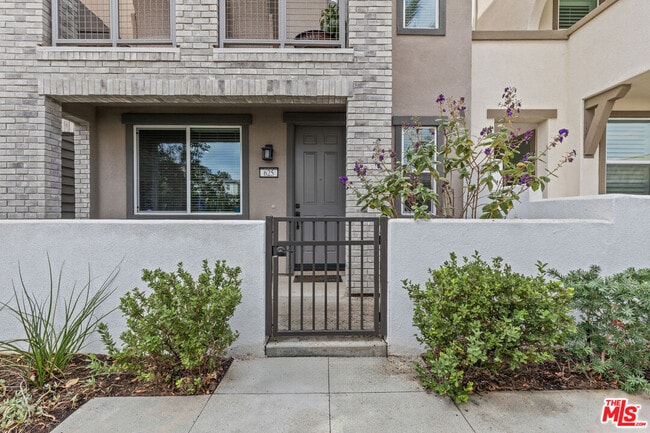 625 Daniel Freeman Cir in Inglewood, CA - Building Photo - Building Photo