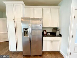 610 Marina Landing Ln in Woodbridge, VA - Foto de edificio - Building Photo