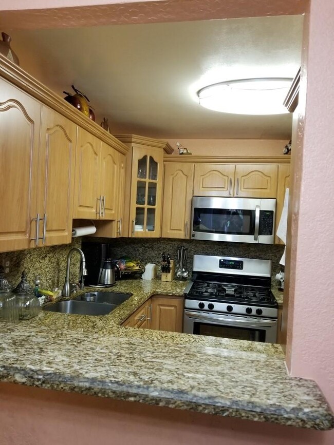 1300 W 47th Pl, Unit 2 in Hialeah, FL - Building Photo - Building Photo