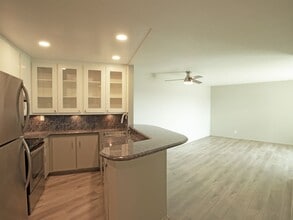 2901 Peninsula Rd in Oxnard, CA - Building Photo - Building Photo