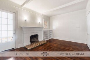 1618 W Kings Hwy in San Antonio, TX - Building Photo