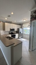 534 Waverly Cir in Port St. Lucie, FL - Foto de edificio - Building Photo
